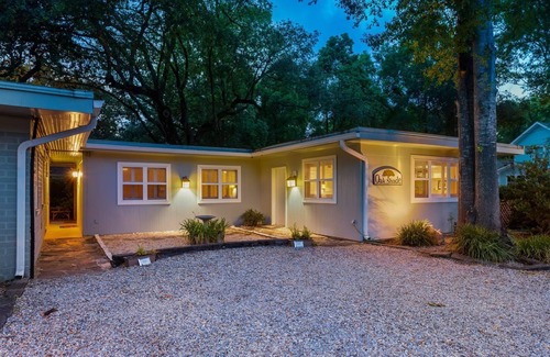 Biloxi House | The King Suite - Only 1 block to Front Beach! Perfect location in Ocean Springs!