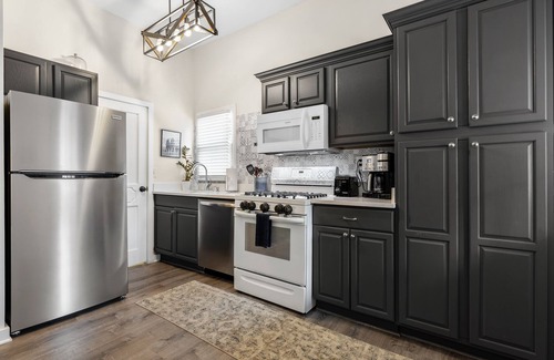 Saratoga Springs Cottage | The Kings Cottage-Hot Tub! Pet Friendly! Fire pit, Outdoor Games, Close to Town