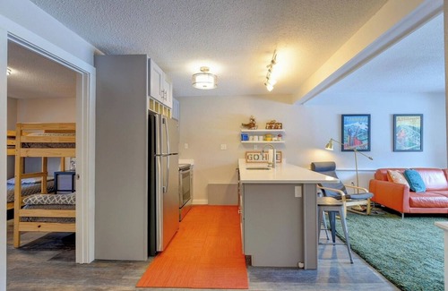 Bartlett Condo | The Knotty Chipmunk - Cozy Condo - Sleeps 6