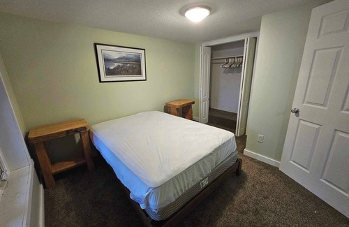 Hinton Cabin | The Knotty Pine - Lower East Suite
