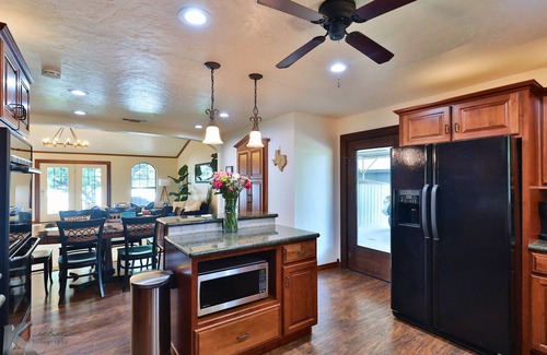 Breckenridge Cottage | The Kokomo Lakehouse on Hubbard Creek w/Private Dock at Breckenridge Sleeps 16