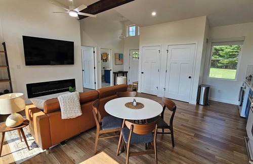 Rockbridge Villa | The Koselig - Lux Villa with Sauna & Hot tub/NEW
