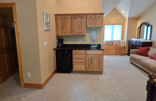 Oakland Cabin | The Lake House- 5 bedroom in quiet area with hot tub and pool table
