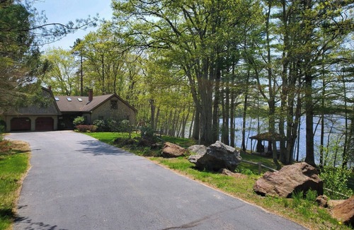 Warren House | The Lake House- canoes, kayaks, pool table, ping pong table, sleeps 16