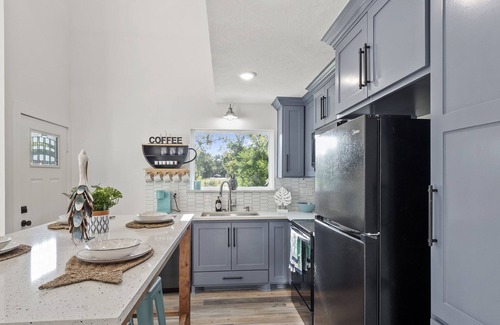 Somerville Cottage | The Lake House, Pond, 3 Min to Lake, Pets Ok