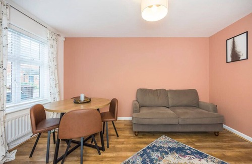 Parsloes House | The Lake Hub: Comfortable 2-Bedroom Apartment with Private Garden