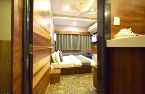 Ahmedabad Hotel | The Lake Palace