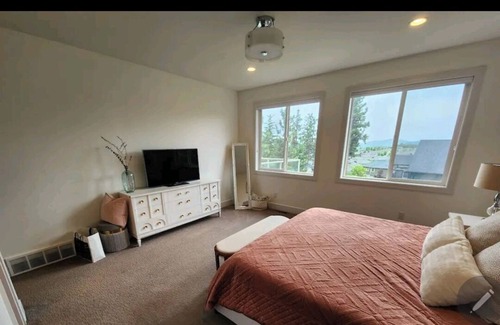 Central Okanagan House | The Lakes Show home! Minutes away from World Class Wineries & multiple Lakes.