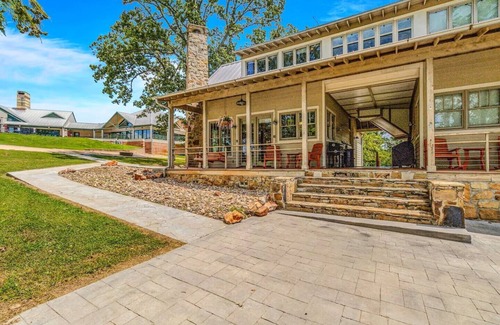 Lindale Condo | The Lakeside Giddy Up Getaway - Explore Lindale's Wineries and Canton Trade Days