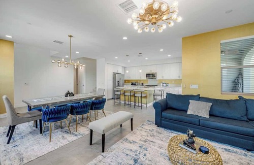 Terra Lago House | The Lakeside Palace - Sleeps 14