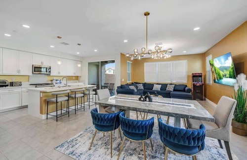 Terra Lago House | The Lakeside Palace - Sleeps 14