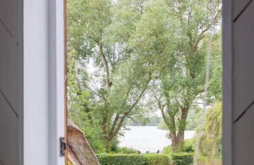 Playhatch House | The Lakeside Viewing Gallery