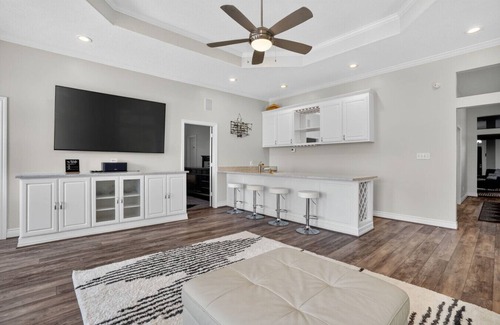Montgomery Apartment | The Lakeview Getaway | Sleeps 14