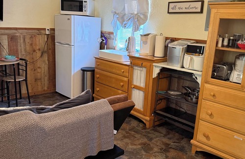 Ardmore Cabin | The Landing, is 1.4 mile from Marietta Landing Lake Murray State Park