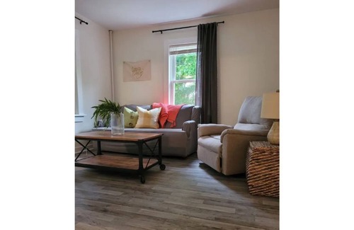 Laurium House | The Landing Spot / Cheerful & bright renovated 3 bdrm home