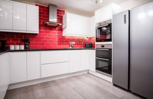 Saundersfoot House | The Lanterns - 9 Bedroom - Sleeps 17 - Saundersfoot Village Centre