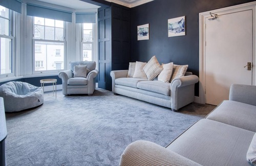 Saundersfoot House | The Lanterns - 9 Bedroom - Sleeps 17 - Saundersfoot Village Centre