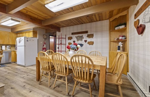 Cold Springs Cabin | The Laughing Pig – 9-Bedroom Family Cabin for 33 with Game Room, Fireplaces & Huge Outdoor Firepit