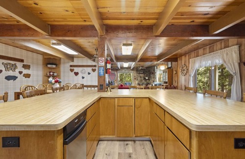 Cold Springs Cabin | The Laughing Pig – 9-Bedroom Family Cabin for 33 with Game Room, Fireplaces & Huge Outdoor Firepit