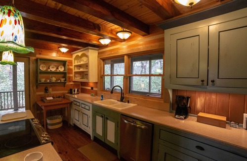 Dahlonega Cabin | The Laurel: a unique mountain experience near waterfalls, wineries, and weddings