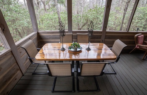 Dahlonega Cabin | The Laurel: a unique mountain experience near waterfalls, wineries, and weddings