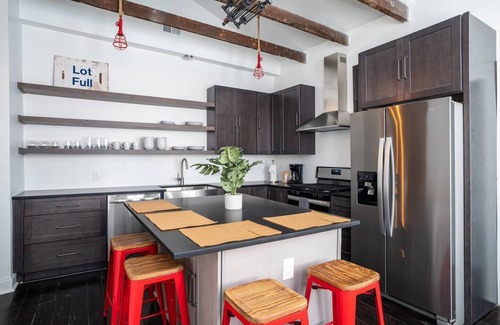 Radcliffeborough Apartment | The Lawrence Suite: Modern Charleston Gem
