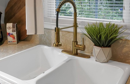 North Charleston House | The "Lay-Over"Remodeled stylish 3 Bedroom home~ PRIME LOCATION PETS OK Sleeps 8