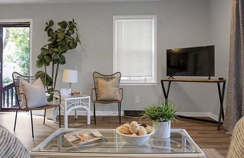 North Charleston House | The "Lay-Over"Remodeled stylish 3 Bedroom home~ PRIME LOCATION PETS OK Sleeps 8