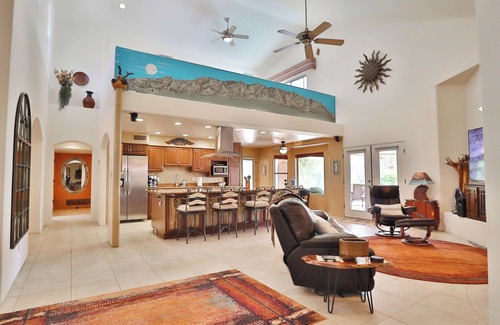 Tortolita House | The Lazy A Retreat with pool and spa just of the Loop