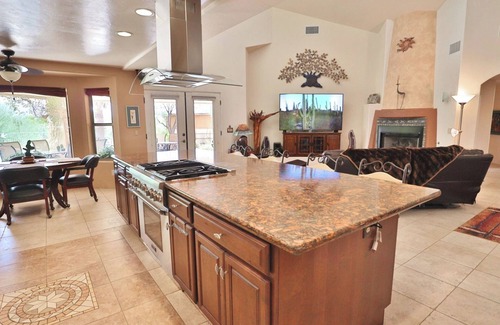 Tortolita House | The Lazy A Retreat with pool and spa just of the Loop