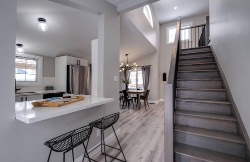 Grand Bend Cottage | The Lazy Bear Cottage in Grand Bend! Walking Distance to Beach + HOT TUB!