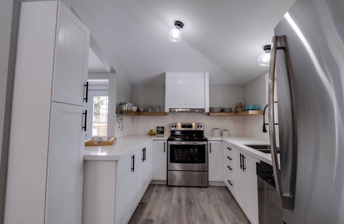 Grand Bend Cottage | The Lazy Bear Cottage in Grand Bend! Walking Distance to Beach + HOT TUB!