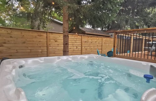 Grand Bend Cottage | The Lazy Bear Cottage in Grand Bend! Walking Distance to Beach + HOT TUB!