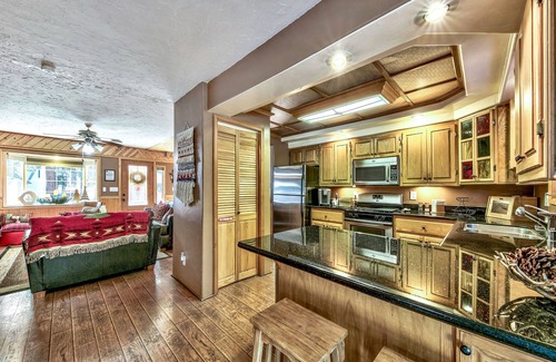 Montgomery Estates Cottage | The Lazy Bear's Den-guests love the backyard, family room and location!