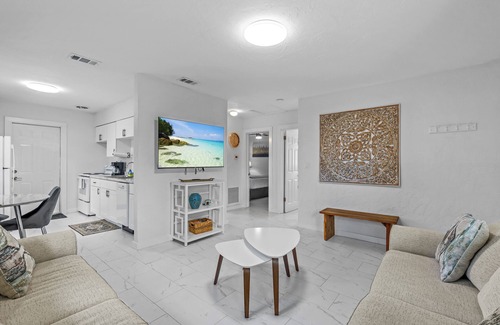 Bay Esplanade Cottage | The Lazy Lemon Cottage Steps From the Beach, Frenchys and Palm Pavilion.