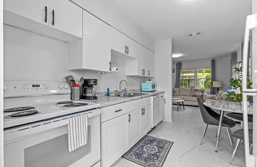 Bay Esplanade Cottage | The Lazy Lemon Cottage Steps From the Beach, Frenchys and Palm Pavilion.
