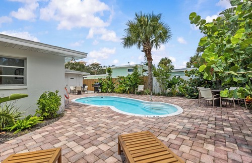 Bay Esplanade Cottage | The Lazy Lemon Cottage Steps From the Beach, Frenchys and Palm Pavilion.