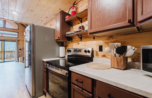 Saint Helens Cabin | The Lazy Maple in RRG - Fire pit/hot tub/arcade/wifi