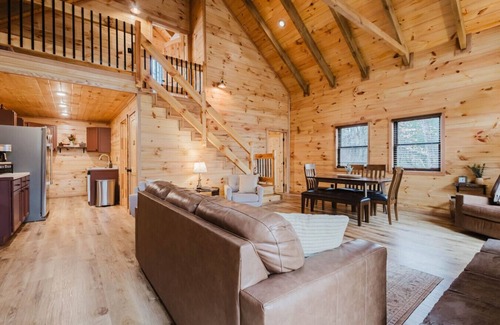 Saint Helens Cabin | The Lazy Maple in RRG - Hot tub/Fire pit/Arcade