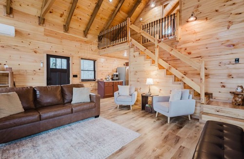 Saint Helens Cabin | The Lazy Maple in RRG - Hot tub/Fire pit/Arcade