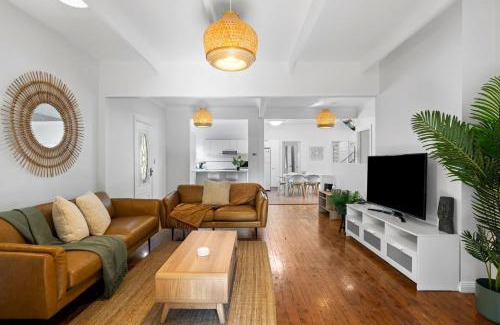 Budgewoi House | The Lazy Mimosa Retreat stylish 4BR Home Near Beach & Lake