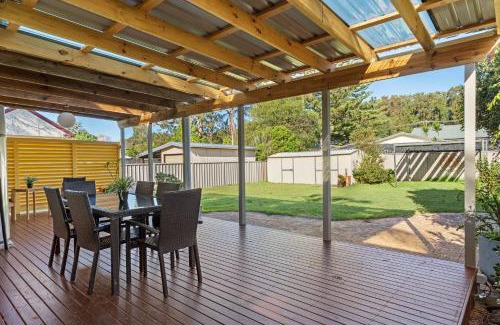 Budgewoi House | The Lazy Mimosa Retreat stylish 4BR Home Near Beach & Lake