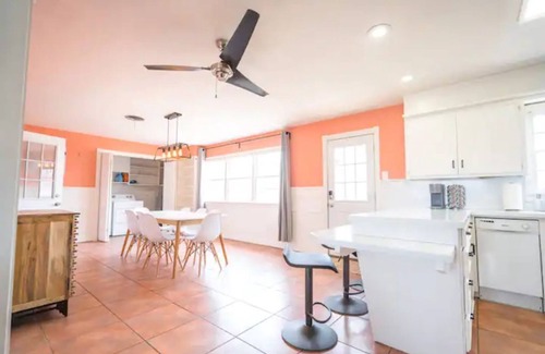 Bowie House | The “LBK Peach" 4/3 home near TTU & med dist.