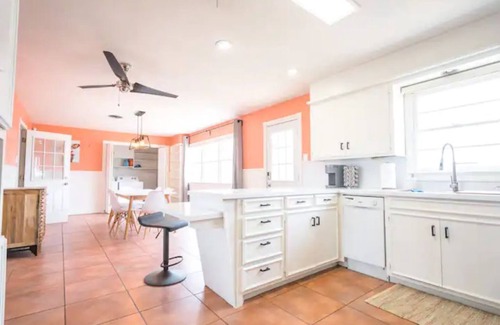 Bowie House | The “LBK Peach" 4/3 home near TTU & med dist.