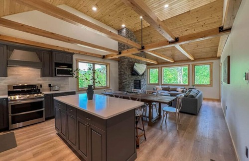 Bartlett House | The Ledgeview Lodge | Brand New, Hot tub, Views