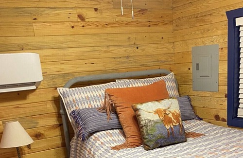 Maud Cabin | The Legends - Cabin in the heart of Maud Texas