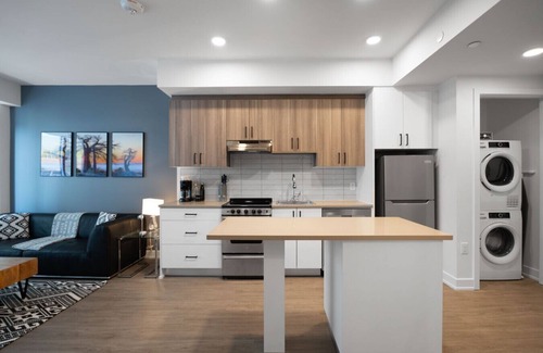 Centretown West Apartment | The Lennox 1 BR + DEN