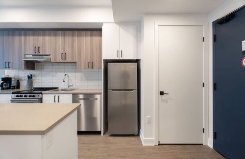 Centretown West Apartment | The Lennox 1 BR + DEN
