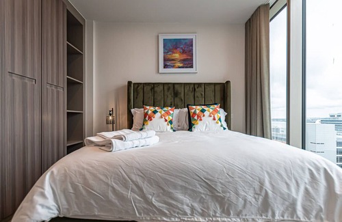 The Docks Apartment | The Lexington IX | 2BDR | 24 Hour Gym | Games Room