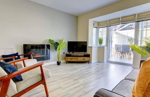 Little Hay Apartment | The Leyburn | Large Executive House | Parking & Garden | Short Term Let by SILVA